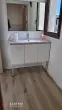 Lavabo et mobilier sanitaire installés dans les bureaux rénovés